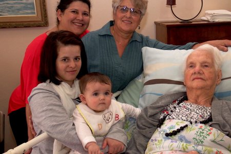 Die 5 geslagte van Tannie Rens Fourie (96) in die bed, met vlnr om haar Mienke Rossell (agter-agter-kleinkind), Marnel Rossell (agter-kleinkind), Ronel Visser (kleinkind) en Maria Otto (skoondogter)